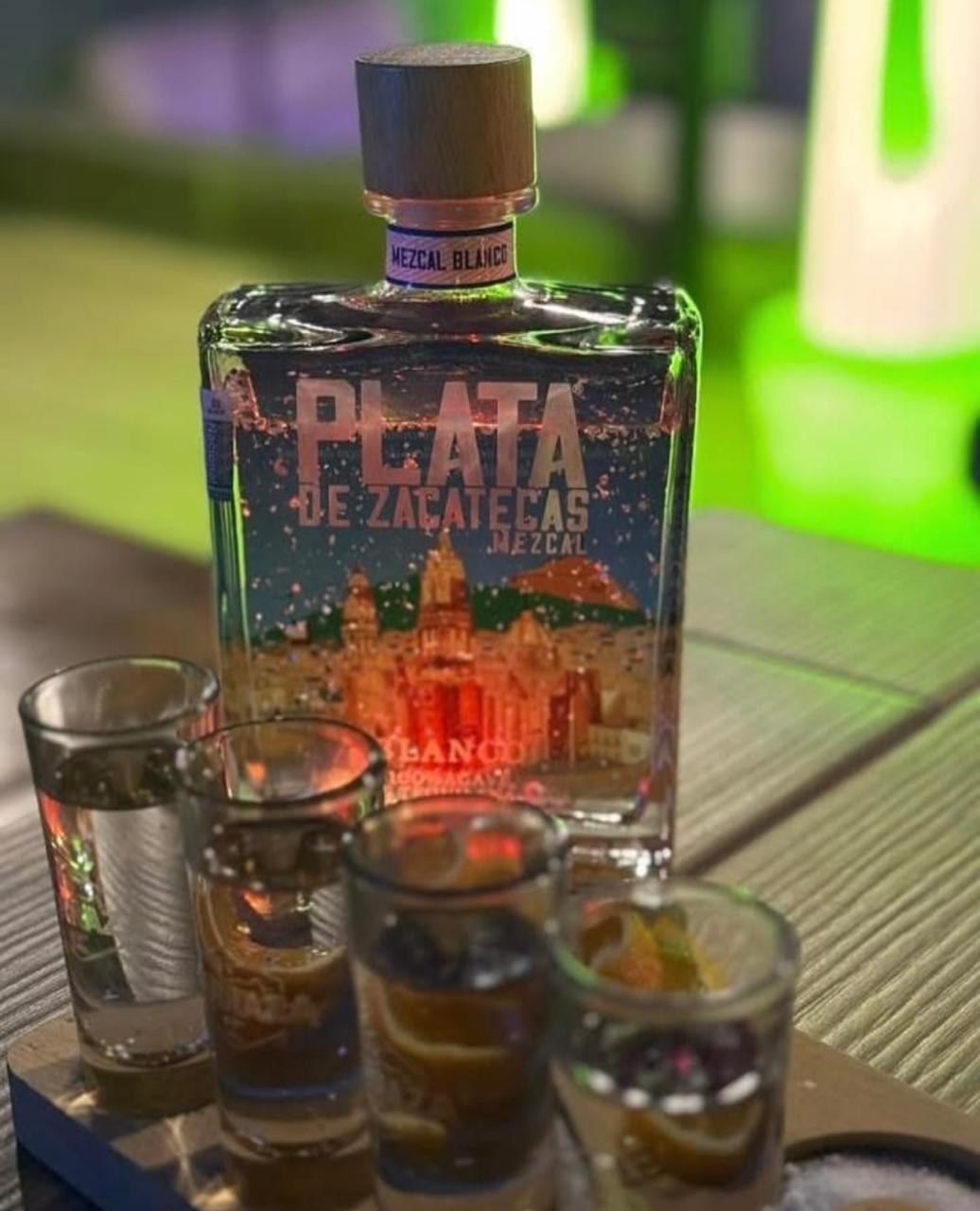 Mezcal Plata de Zacatecas Blanco con Hojuelas de Plata 750 Ml